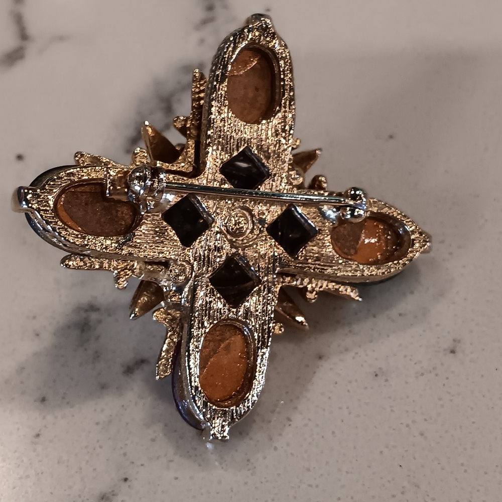 VINTAGE Elegant Gold and Jewel-Toned Brooch - Picture 2 of 4